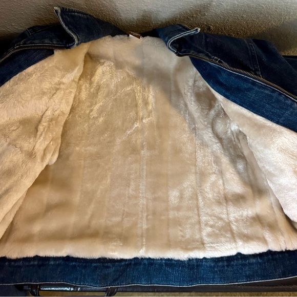 Banana Republic Cream Faux Fur Lined Denim Jacket. Ladies sized small. - Picture 8 of 13